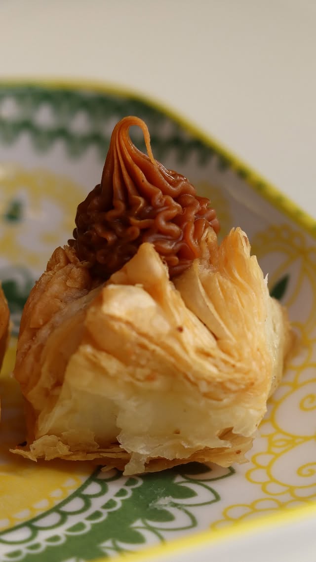 Doce árabe em formato de flor da Asmar's